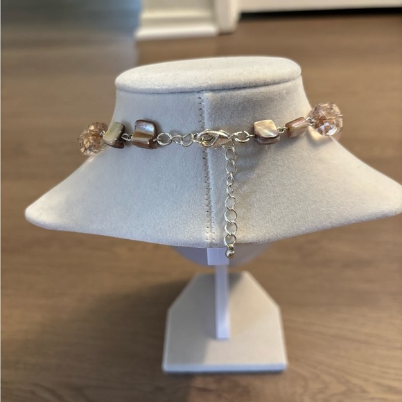 Elegant Pink and Gold Beaded Necklace - Picture 4 of 4